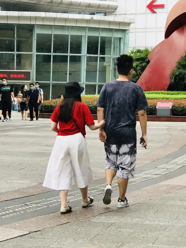 3亿家产赠小28岁妻子：这不是交易，是生命最后的清醒

最近，一则新闻引发了不小