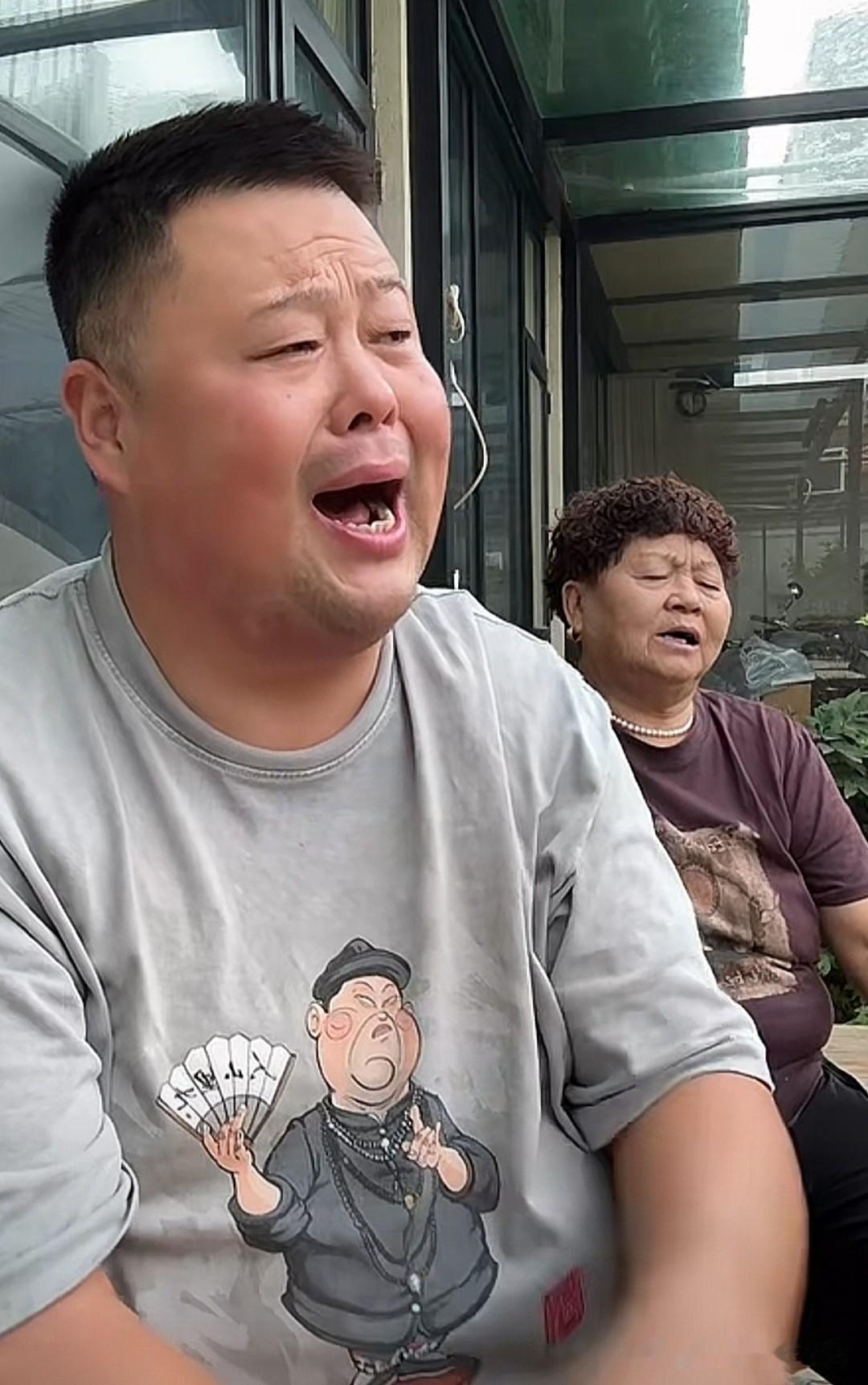 豫剧以枣木梆子定节拍，唱腔高亢铿锵、乡土气息浓厚。

豫剧是中国五大戏曲剧种之一