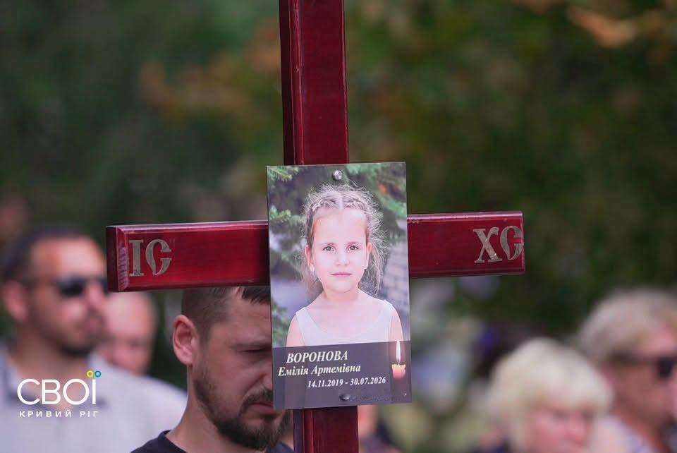 【一枚俄军导弹摧毁一个十口之家：乌克兰村庄送别沃罗诺夫一家】🕯💔 8月3日，