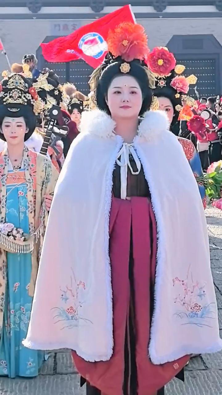 定鼎门天街世界文化遗产与东天山驼队同框，唤起历史记忆。
这个也就是刚才您喝的那个