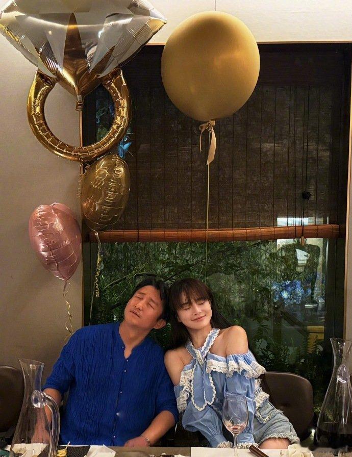 冉莹颖为邹市明庆生冉莹颖祝邹市明生日快乐 冉莹颖为邹市明庆生，生日派对上全家其乐
