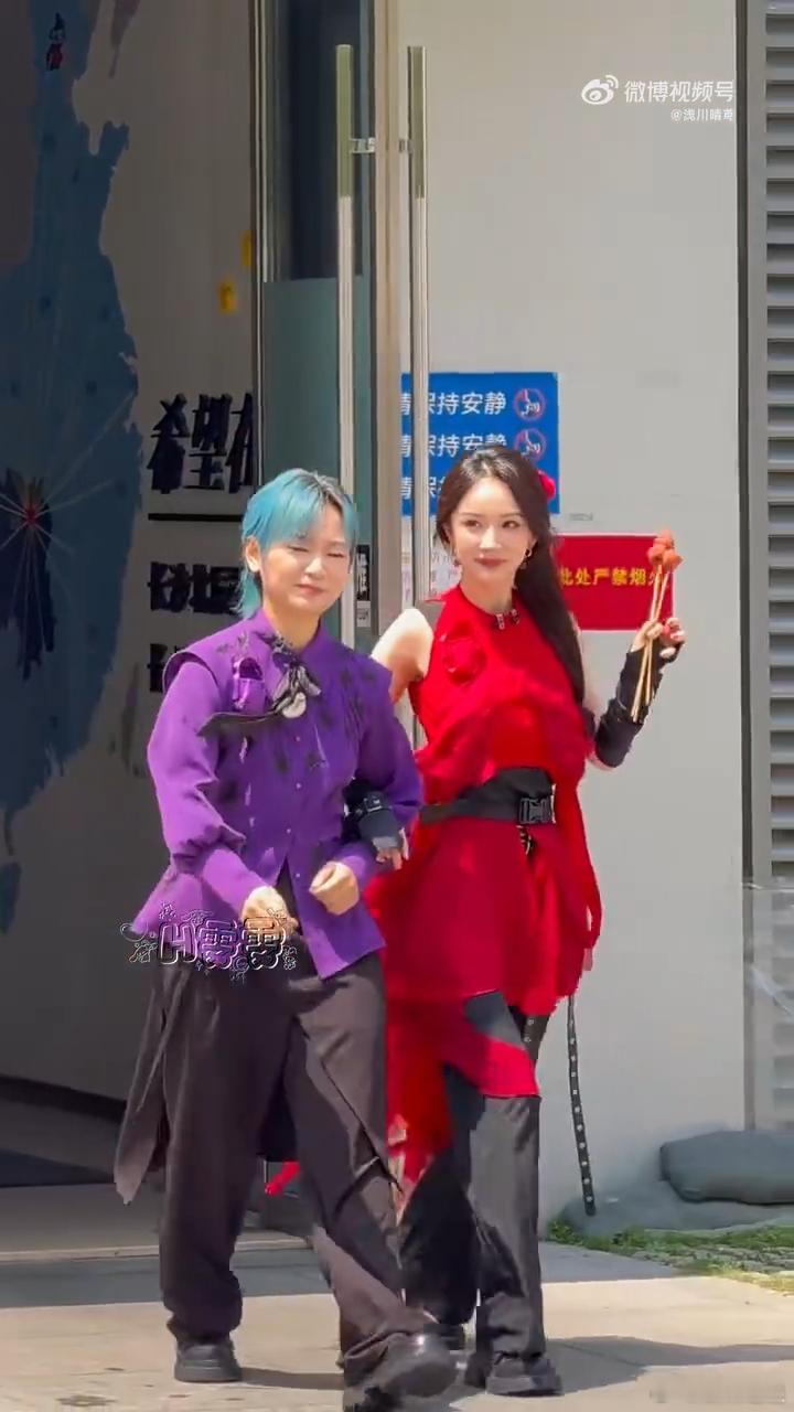 杨幂周笔畅大红大紫组合杨幂拿着荔枝录密逃 ​也好 ​​​
