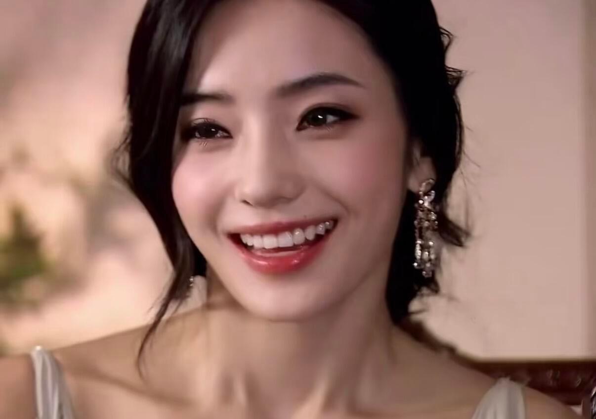 他俩像在哪里…是眉眼吗❓❗笑起来有种莫名的神似，是因为宽眼距吗，这算什么系长相❓