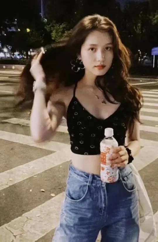 47岁陈思成与26岁小女友阮巨热恋期街头拥抱，不在乎别人怎么看。

陈思诚佟丽娅