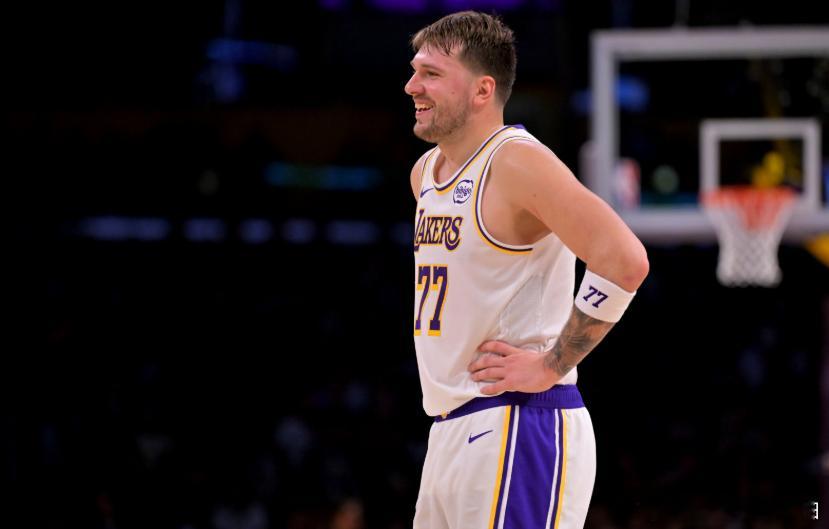 NBA常规赛，湖人首节30-36落后活塞。第一节，湖人球星东契奇表现不错，打了9