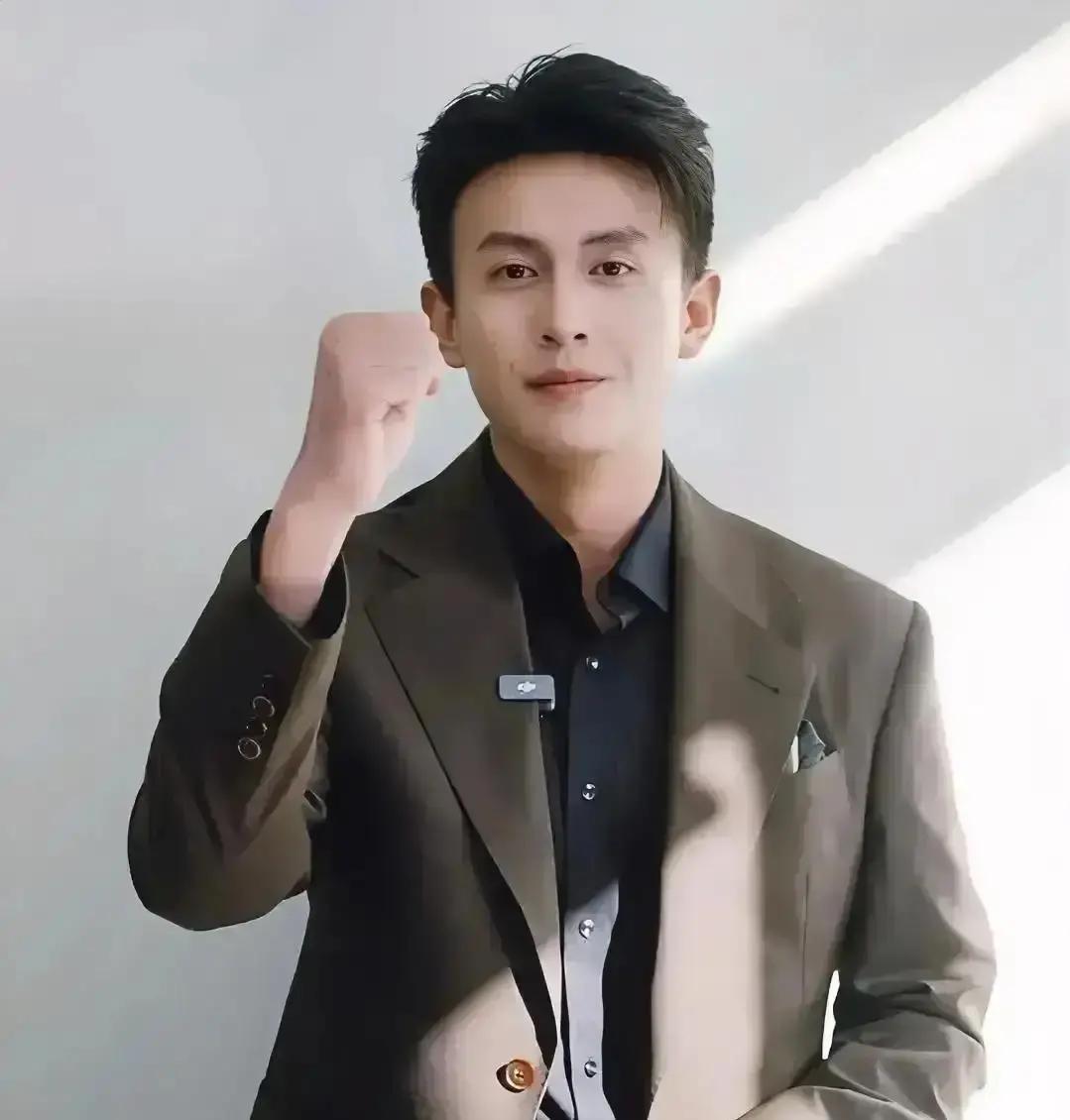 顶流被品牌退货只因粉丝吵架
 
去年某顶流官宣国际美妆，三天后解约。品牌内部表流