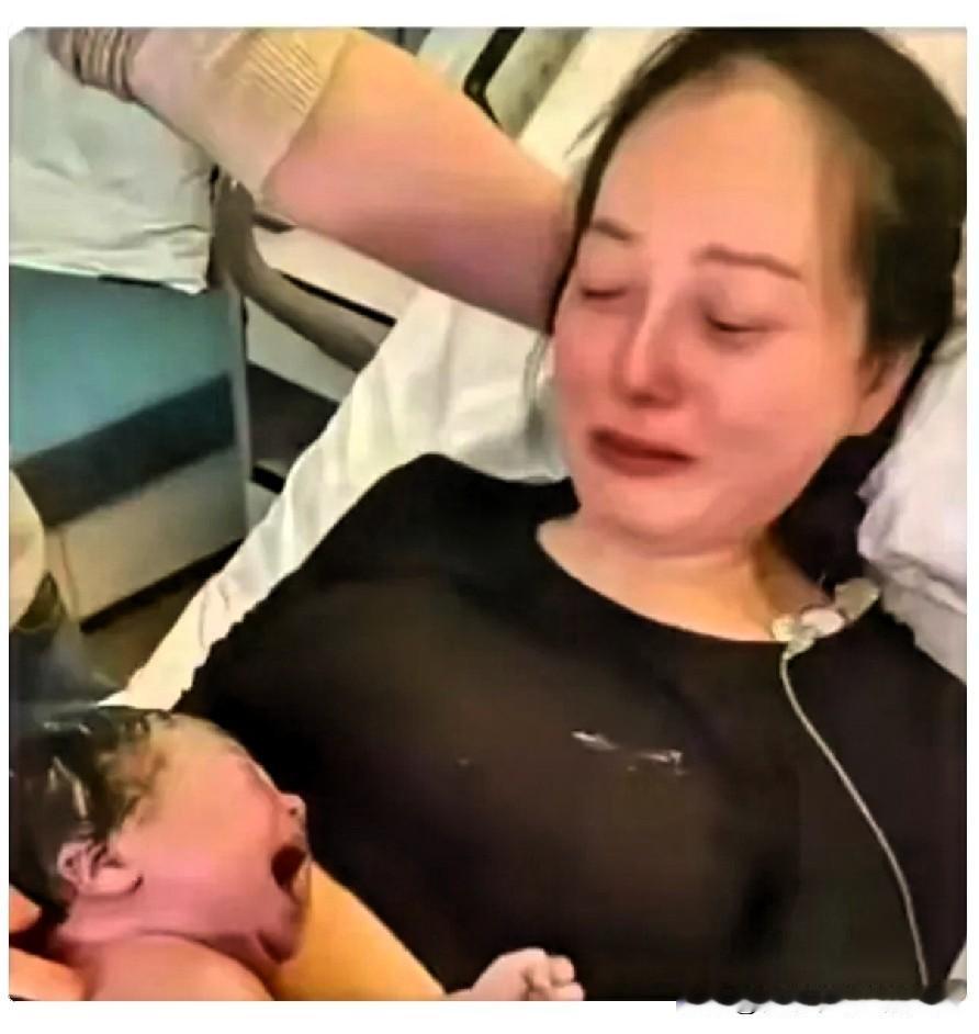 西赣州，一55女子生孩时，难产大出血，突然停止了呼吸，宝宝出来后，医生把宝宝放在