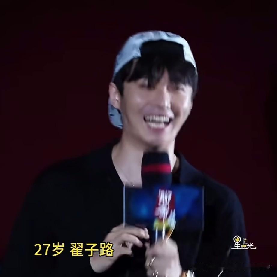 在《主角》中扮演忆秦娥的初恋情人封潇潇的是青年演员翟子路，他长的阳光帅气，和年轻