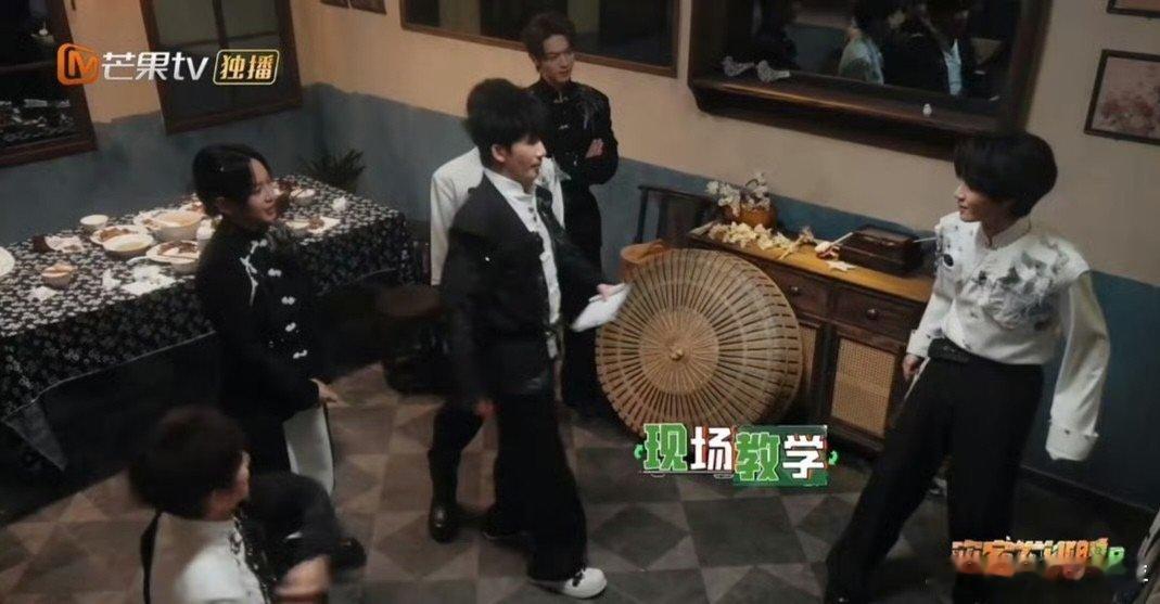 张真源彭昱畅含胆量还在降低密室大逃脱 哥俩撞见NPC妈妈瞬间面露难色，被吓到脱口