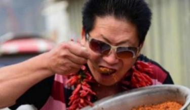 2014年，“中国辣王”李永志，因连续吃下32根能辣死大象的魔鬼辣椒，从此名利双