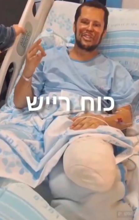 一名入侵黎巴嫩南部之后，在战斗中失去了一条腿的以军士兵躺在医院的病床上依然叫嚣，