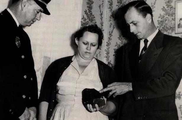 1954年，国外一女子正在睡觉中，突然感觉腹部和大腿被什么东西蹭着了一样，疼痛难