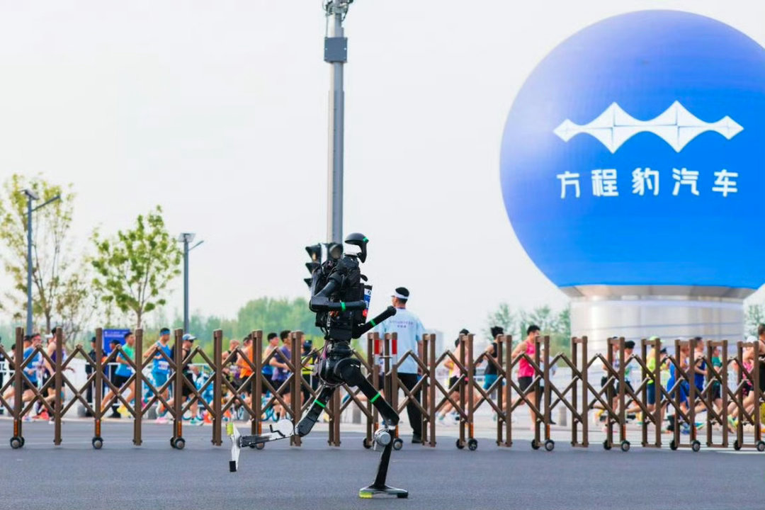 今年机器人跑半马也太快了全球首个人形机器人半马，21公里真跑下来了，好燃。冠军“