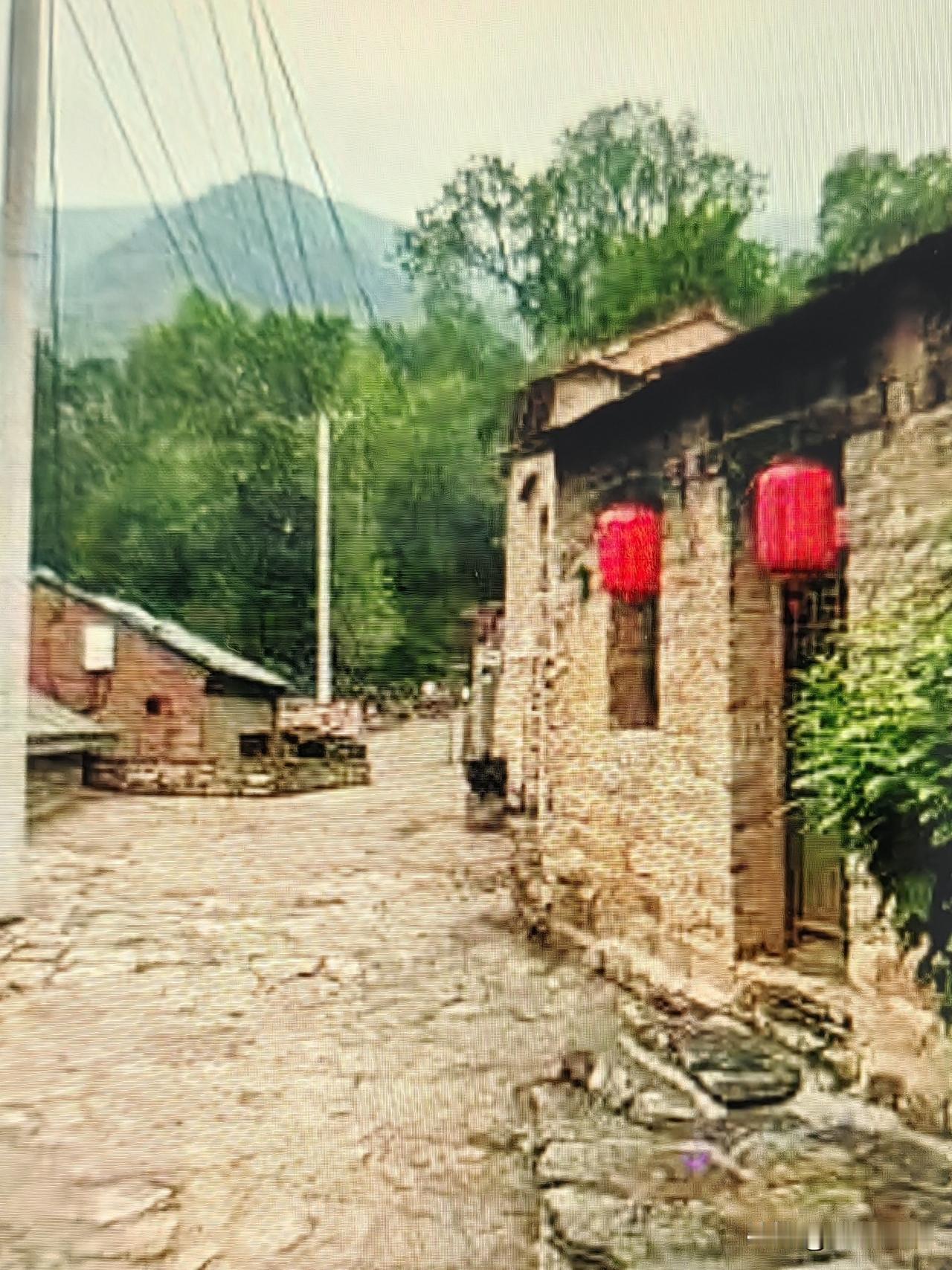 少小离家老大回，
乡音无改鬓毛衰。
儿童相见不相识，
笑问客从何处来。

这首诗