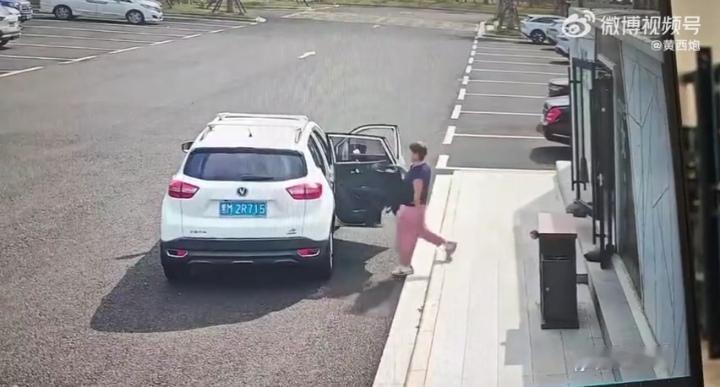 太丢人了！穿着得体，干得潦草。
能开小车游山玩水，
家里也不会缺垃圾桶和扫帚吧，