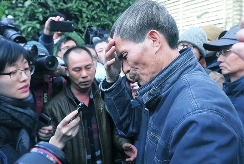 2015年12月11日，上海，29岁的林森浩即将被执行死刑，他的父亲在一旁哭得几