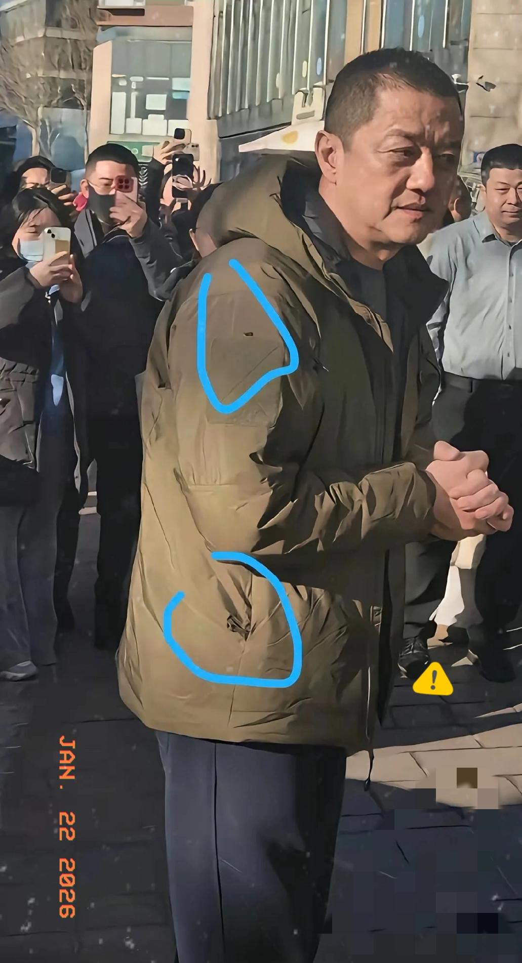 我十分不解地问我同事，为什么李亚鹏他一个大明星，出席活动时穿的衣服，破了几个口子