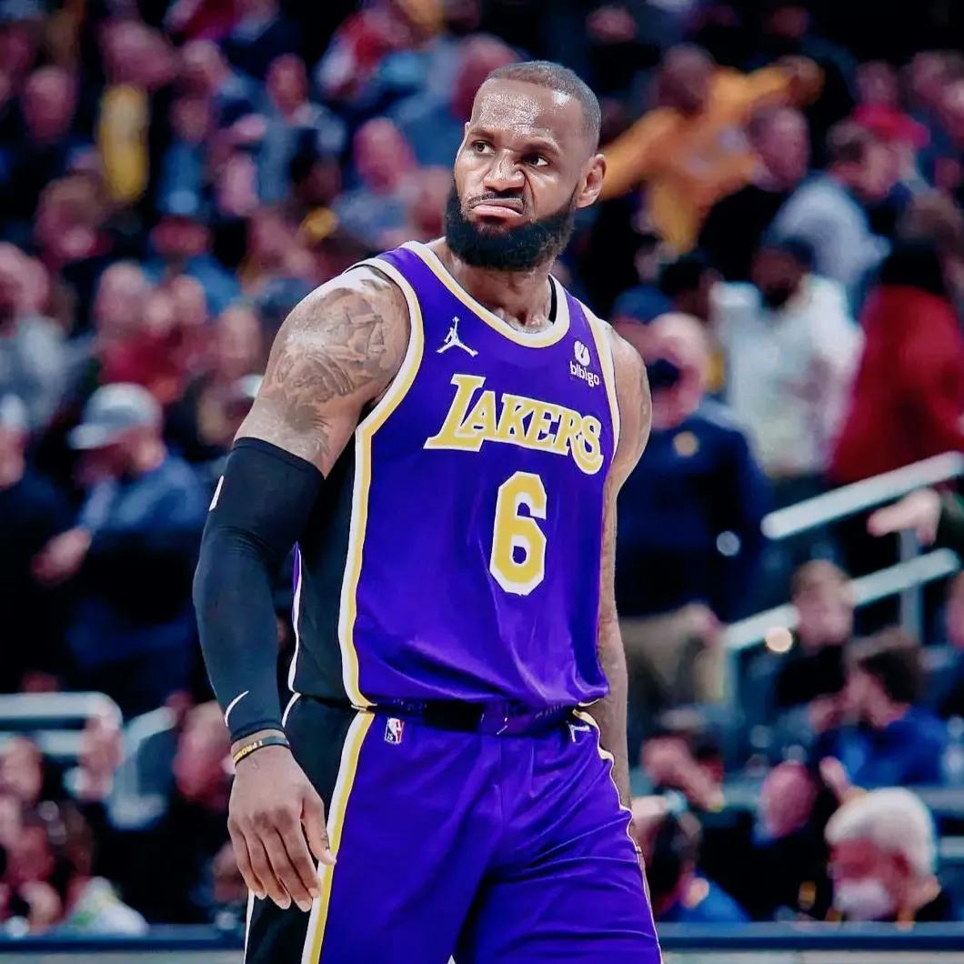 NBA现役球员中的“俩王四个二”应该是以下这六位球员：

大王：尼古拉-约基奇

