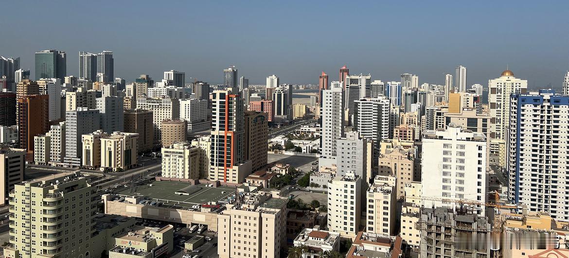 据法新社报道，中东突如其来的变局像一把利刃，瞬间割裂了欧洲本就脆弱的金融防线。周