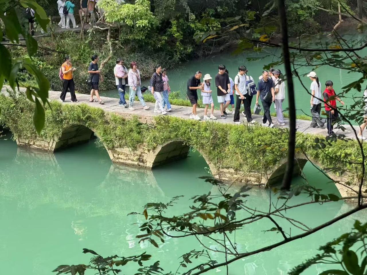 贵州荔波小七孔💚地球绿宝石真的太仙了！
📍贵州黔南·荔波小七孔景区
🎫需门