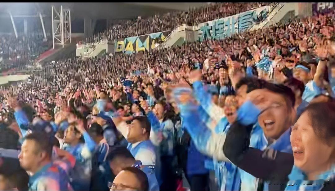 大连足球又赢了！

今天晚上，中超大连英博1比0客胜辽宁铁人迎五连胜！

大连英