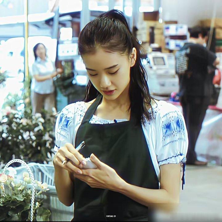权志龙曾公开承认：她是我唯一追过却被拒绝的女人。长着全日本最清纯的森女脸，苍井优