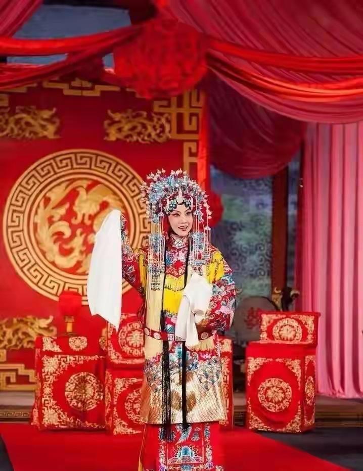 惊闻李维康老师离世令人惋惜，她的京剧表演十分受人欣赏。为人低调简朴，不爱应酬，潜