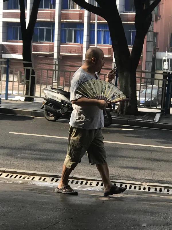 见“日日为钱奔波”下联
我寻思着配个合适上联
便对“时时因梦奋斗”
“时时”对“