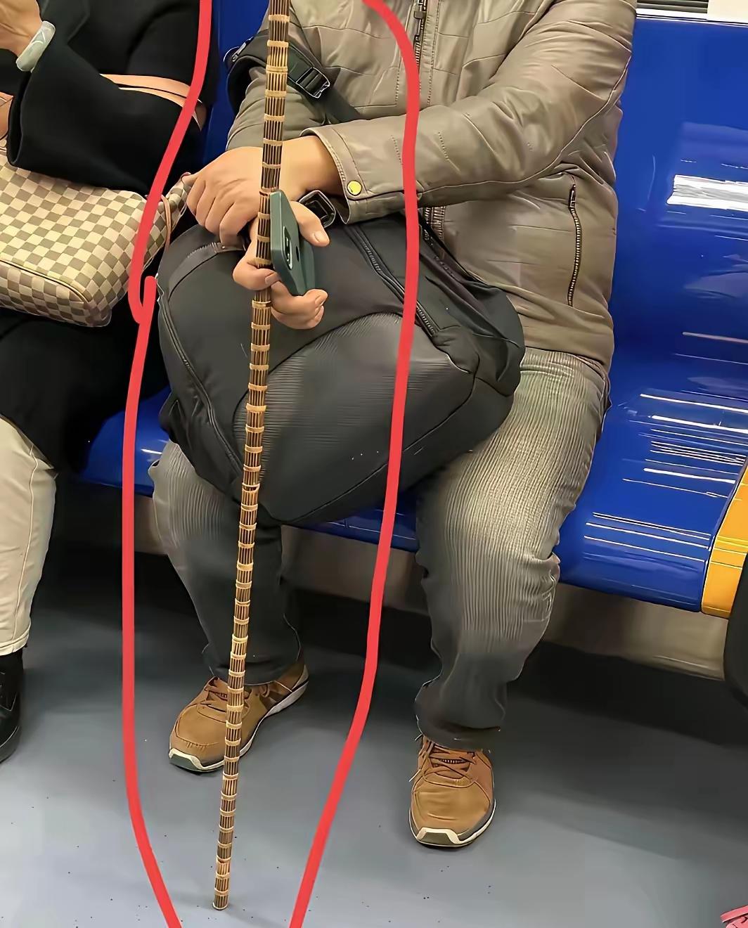 快来看！坐地铁碰到个大叔，手里这根“杆子”我盯了半天，红线圈出来的部分，这纹理和