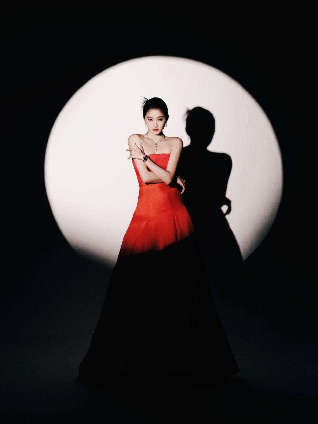 金鸡奖昨晚的红毯真的绝了，说是颜值天花板现场都不过分！倪妮的黑天鹅长裙漂亮又大气