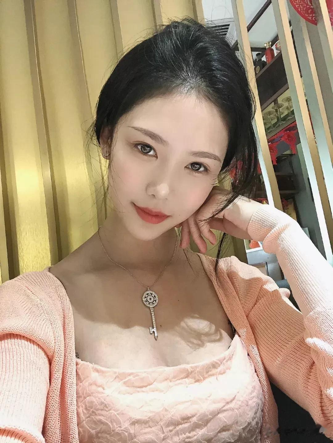 我有一个女性朋友，能玩的特别开。

有一次她和别人聚会结束后，约了一辆顺风车。司