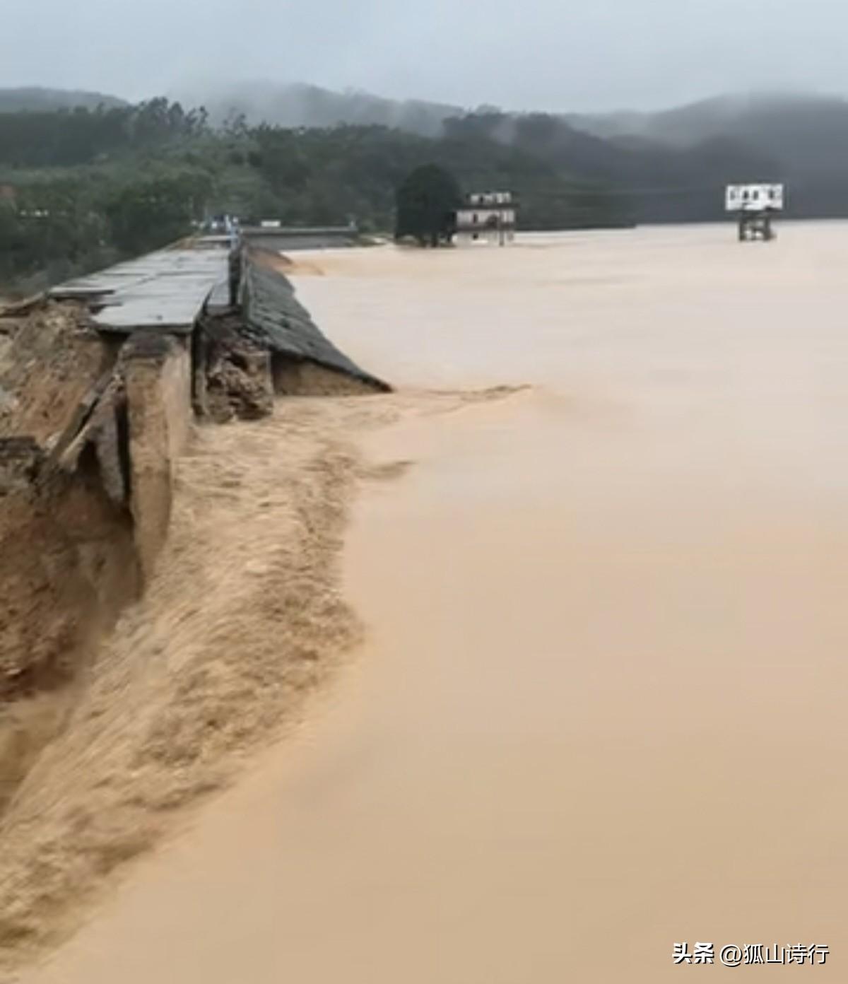 汛情来袭邕城：风雨中的坚守与前行
 
入夏汛期裹挟着连绵强降雨席卷邕城大地，七月
