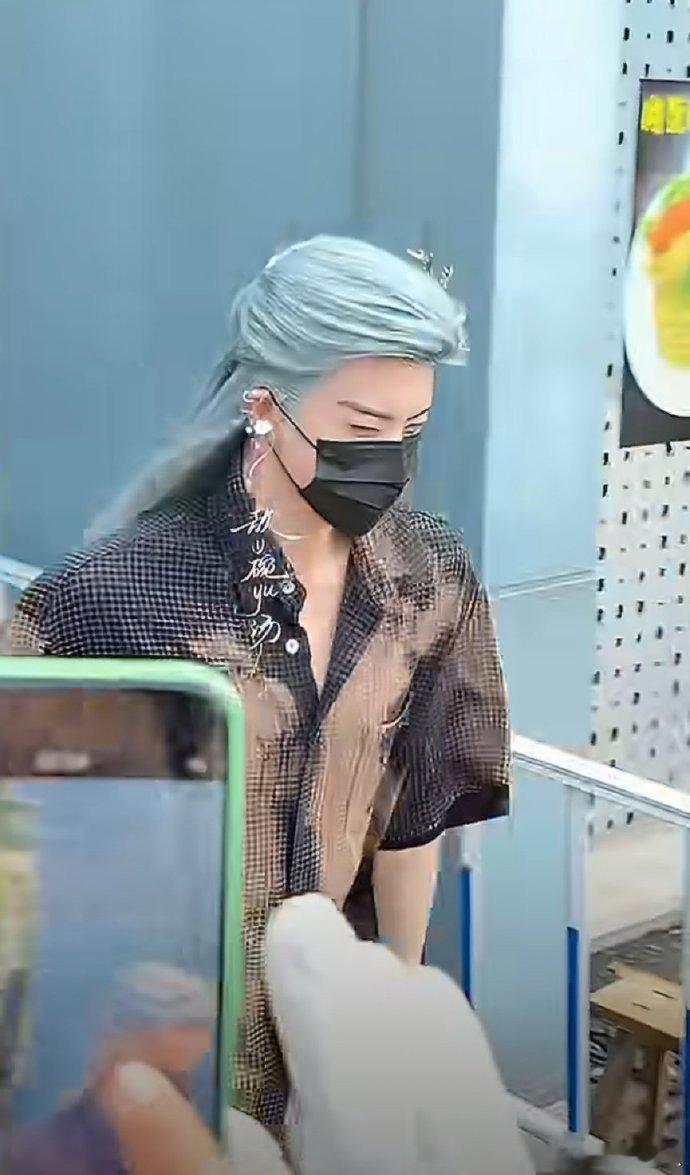 敖瑞鹏蓝发造型 敖瑞鹏新剧蓝发造型路透，被夸好看笑了~敖瑞鹏蓝发路透