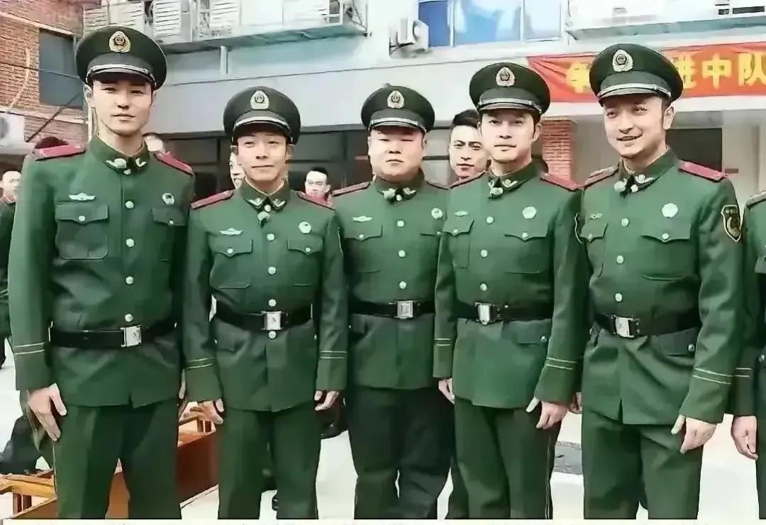 下面这张图片估计是岳云鹏最想删除的照片，如果要删除它，撒贝宁肯定也双手赞同。
显