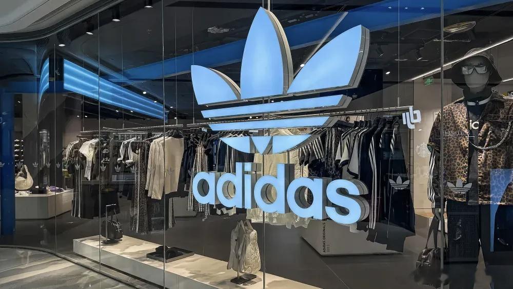 adidas2025年营收创历史新高，利润直接增超7亿欧元，Q4利润还翻了倍，连