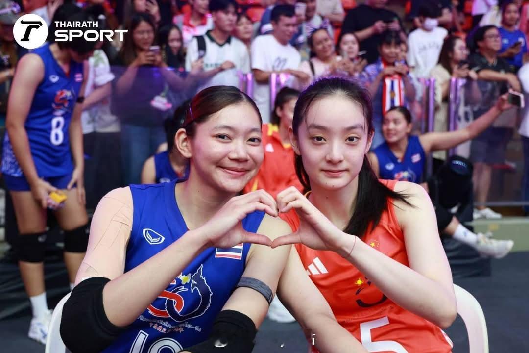 中泰球员合影中国女排排坛动态 ​​​
