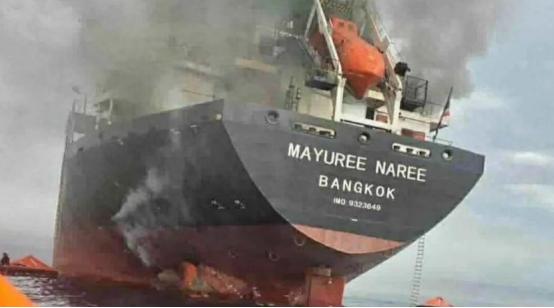泰国海军：一艘悬挂泰国国旗的货船在霍尔木兹海峡遭炮火袭击，船舱严重受损，现场画面