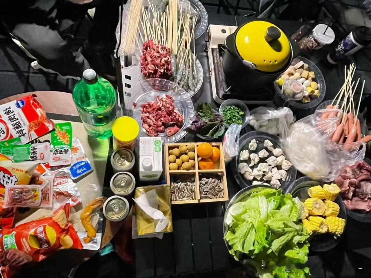 广西的12点夜生活才刚拉开序幕！
喊上仨俩好友，直奔江边搭起帐篷，支起烧烤摊，桌