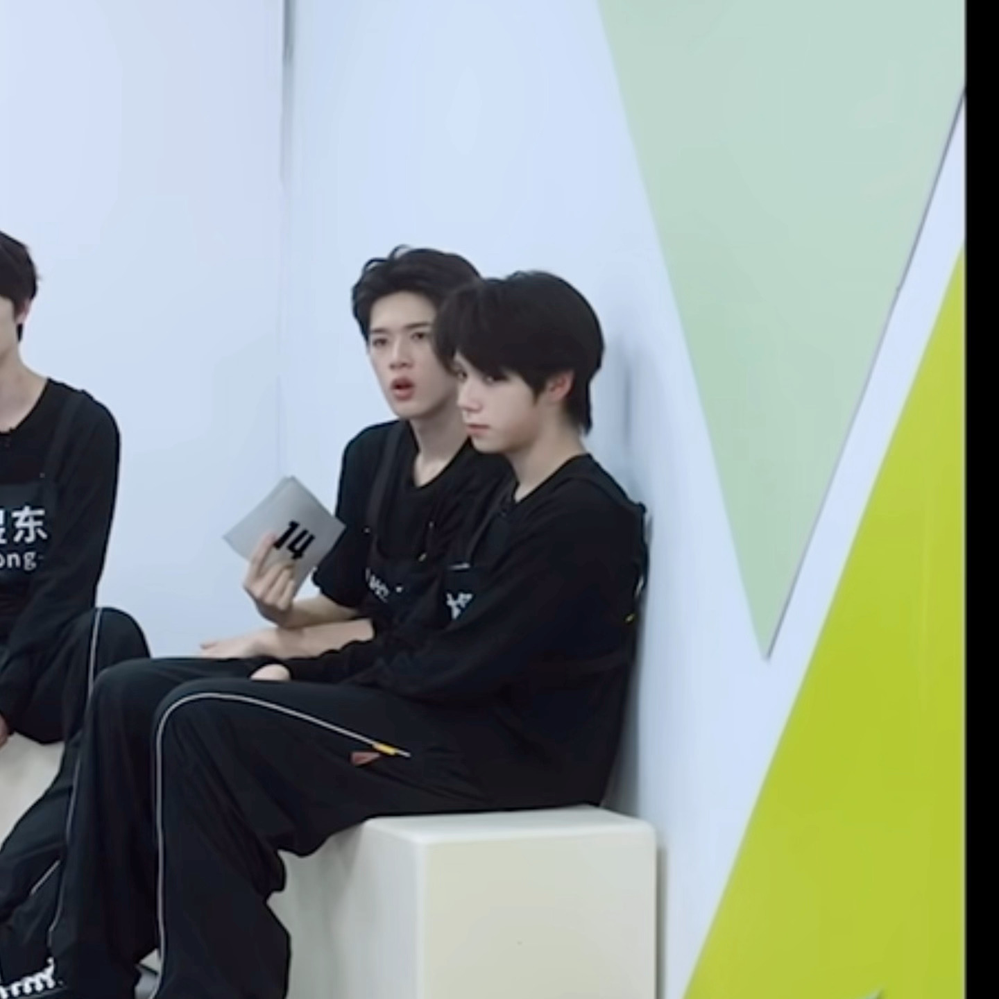 全场人在附和着beat，我哥哥幽幽地坐在那里，有一种莫名的幽默感 