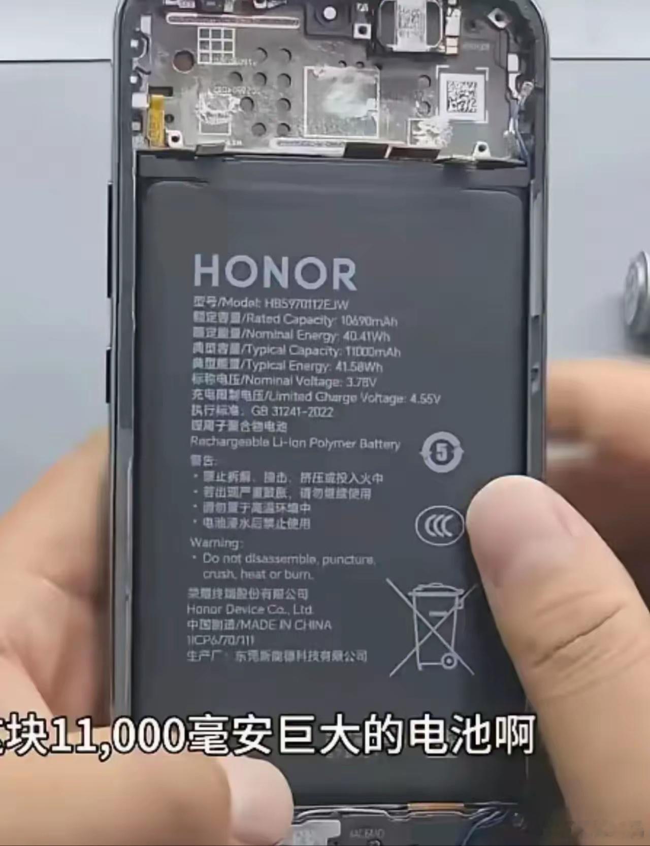 看到荣耀X80 Pro Max拆机，11000mAh电池占了近三分之二空间，主板