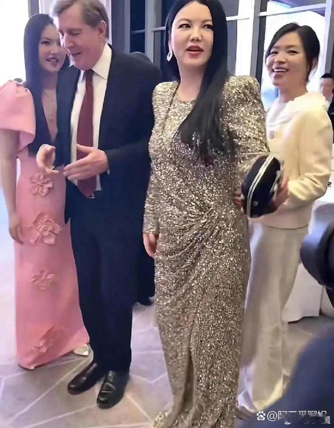 16岁王诗龄太争气了！现身哈尔滨肖邦晚宴，一袭造型美如公主，全程流利英语与外宾交