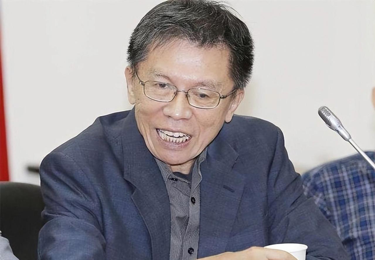 民进党元老沈富雄看起来 “变蓝” 了？
先说结论：沈富雄不是转向国民党，只是和民