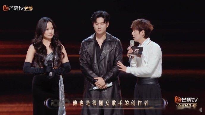 黄龄周兴哲现场约歌何炅在旁边看热闹的样子，像极了嗑糖的我本人！声生不息