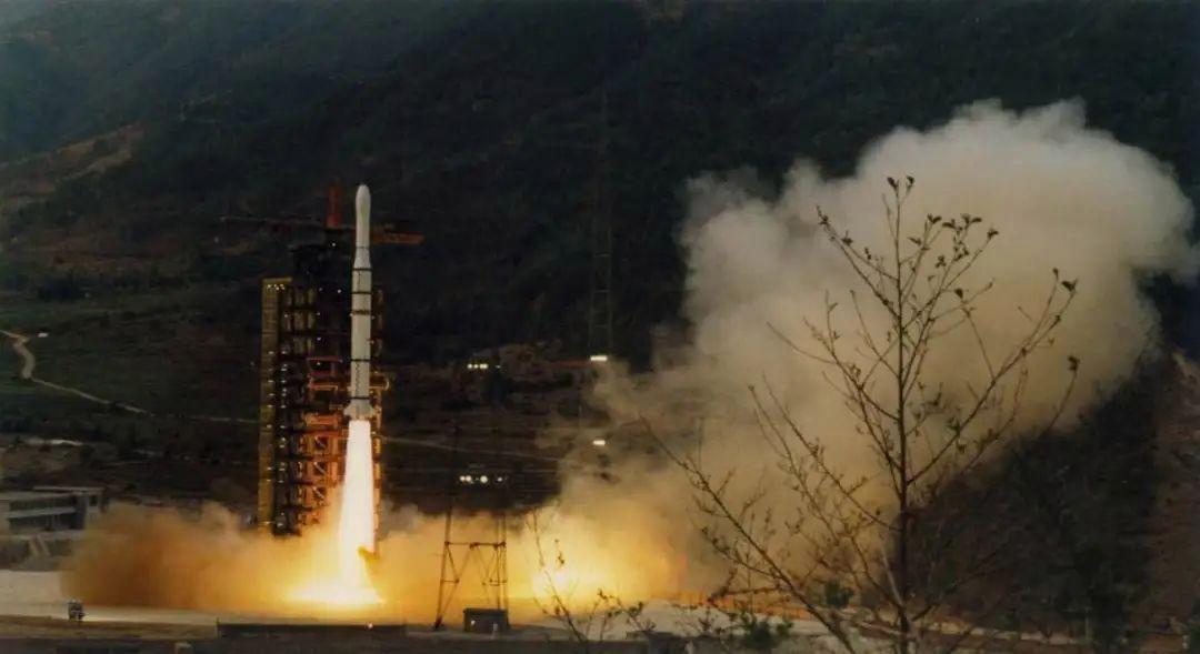 飞扬军事 1984年4月8日，我国用长征三号运载火箭成功发射东方红二号试验通信卫