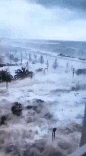 百年一遇的暴风雨袭击了俄罗斯海滨城市索契，部分区域海浪高达10米，将沿岸的建筑吞