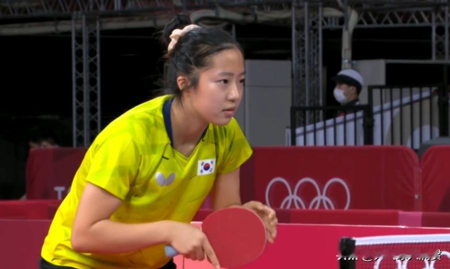 穿上运动服，她就是那个在赛场上以11：0的比分击败陈熠的韩国美女运动员申裕斌。