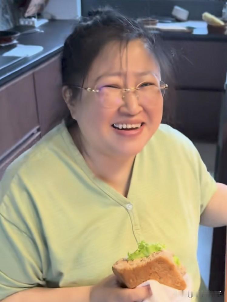 胡老师搬新家后，女儿开始有攀比心了，想要妈妈注重形象，又怕遗传妈妈的体型，还开始