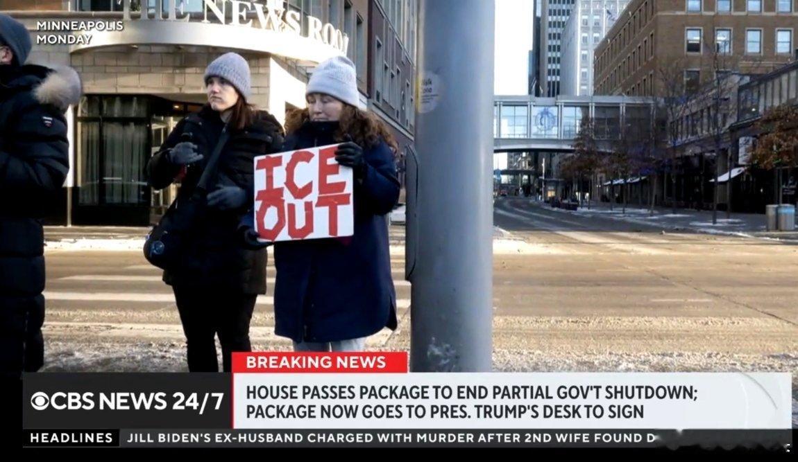 寰球镜头美国总统特朗普当地时间周二签署了一项大规模的资金法案，以结束政府的部分关