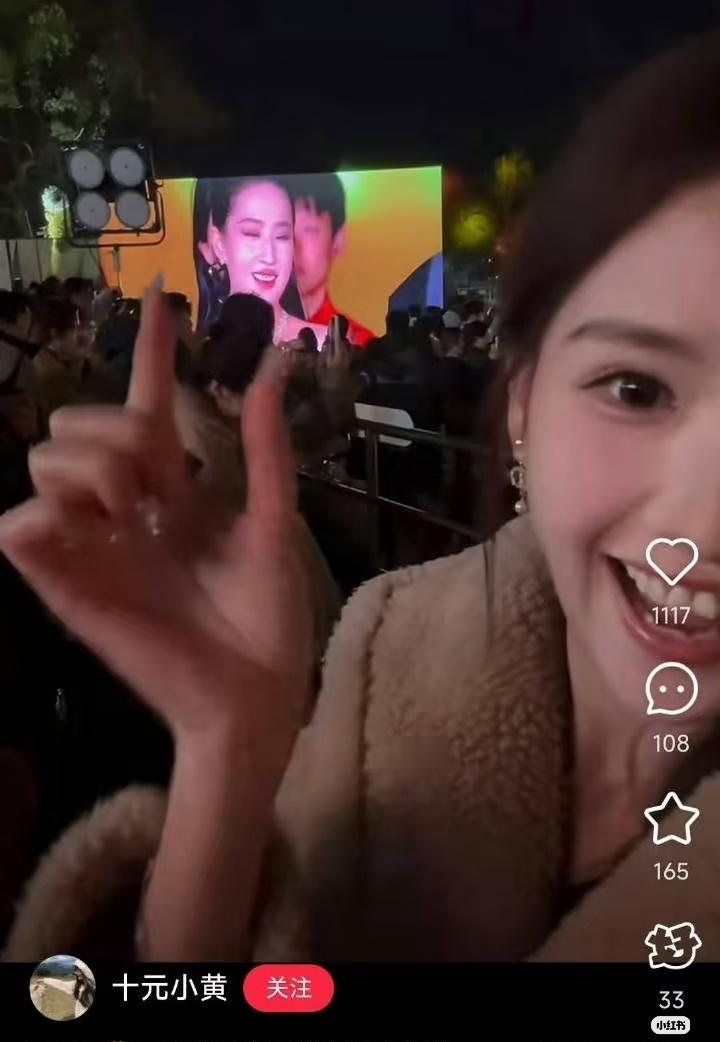 迪丽热巴 邀请所有人欣赏刘亦菲前面这位美女姐姐的美貌，天仙吧 ​​​