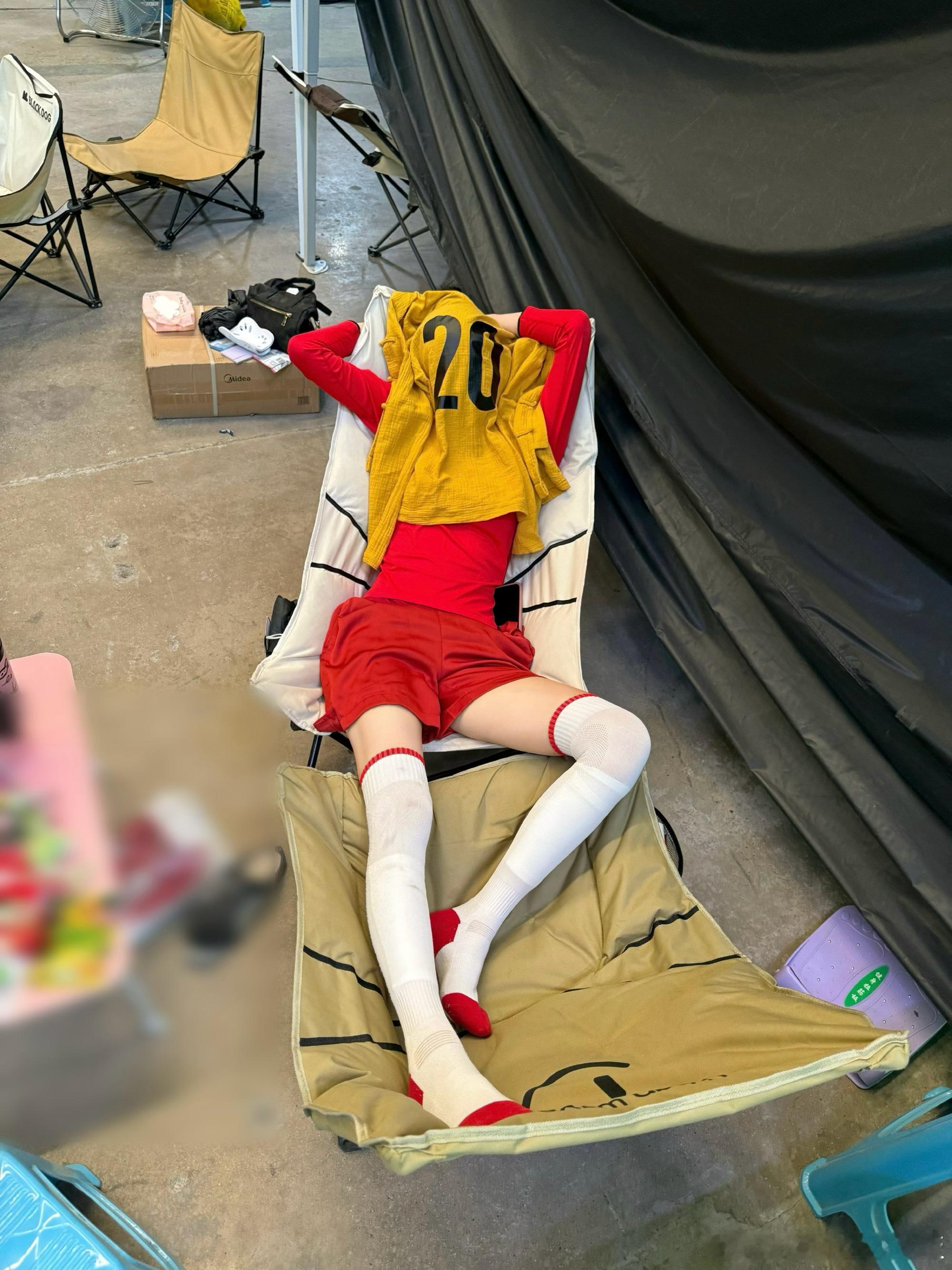 星女郎雪野发与周星驰张小斐艾米合照星女郎雪野连发两条功夫女足花絮照雪野解锁片场珍